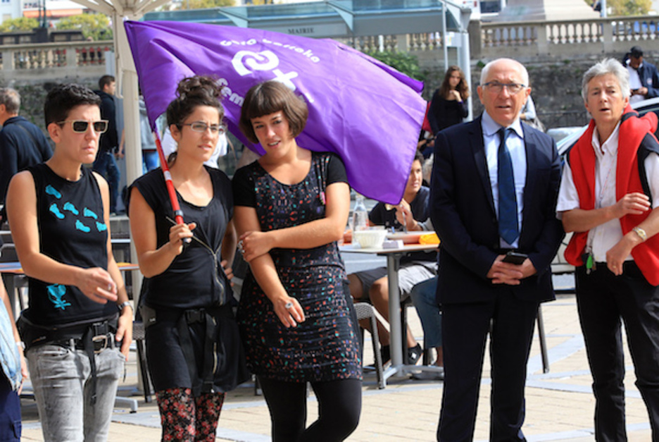 Baionako auzapeza den Jean-René Etchegarayk Emakumeen Mundu Martza errezibitu du.