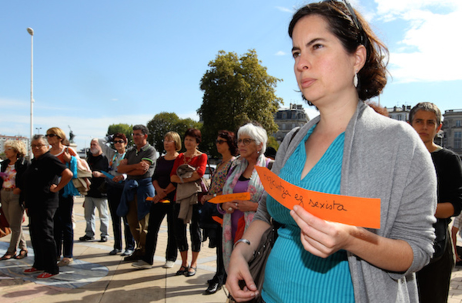 Borroka feministako mezuak garaile Baionako herriko etxearen aitzinean.