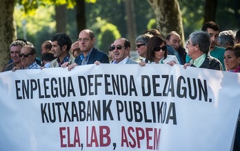 Concentración de los sindicatos frente al Palacio Euskalduna. (Luis JAUREGIALTZO/ARGAZKI PRESS)