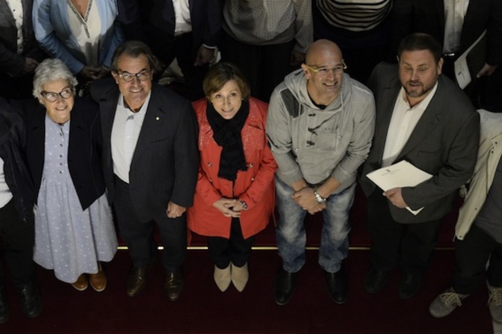 Mas, Junqueras y Romeva, junto a Muriel Casals y Carme Forcadell. (Josep LAGO/AFP PHOTO)