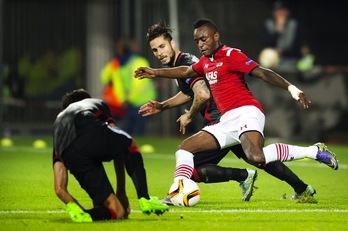 Kike sola presiona a un jugador holandés. (Olaf KRAAK / AFP)