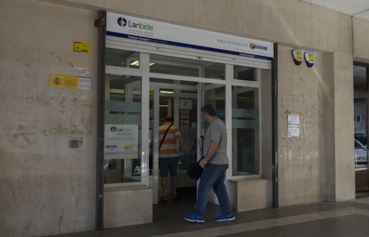 Bi pertsona, Lanbideren bulego batean sartzen. (Andoni CANELLADA/ARGAZKI PRESS)