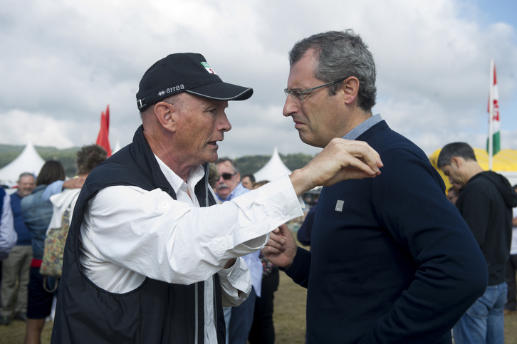 Ibarretxe con Markel Olano, en el Alderdi Eguna. (Raul BOGAJO /ARGAZKI PRESS)