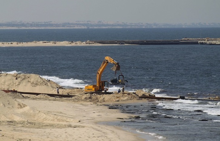 Una excavadora egipcia trabaja en la zona fronteriza con la Franja de Gaza. (Said KHATIB/AFP PHOTO)