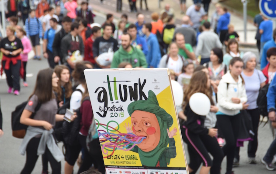 ‘Gattunk’ leloari helduta ari dira ospatzen Kilometroen jaia. (Andoni CANELLADA | ARGAZKI PRESS)