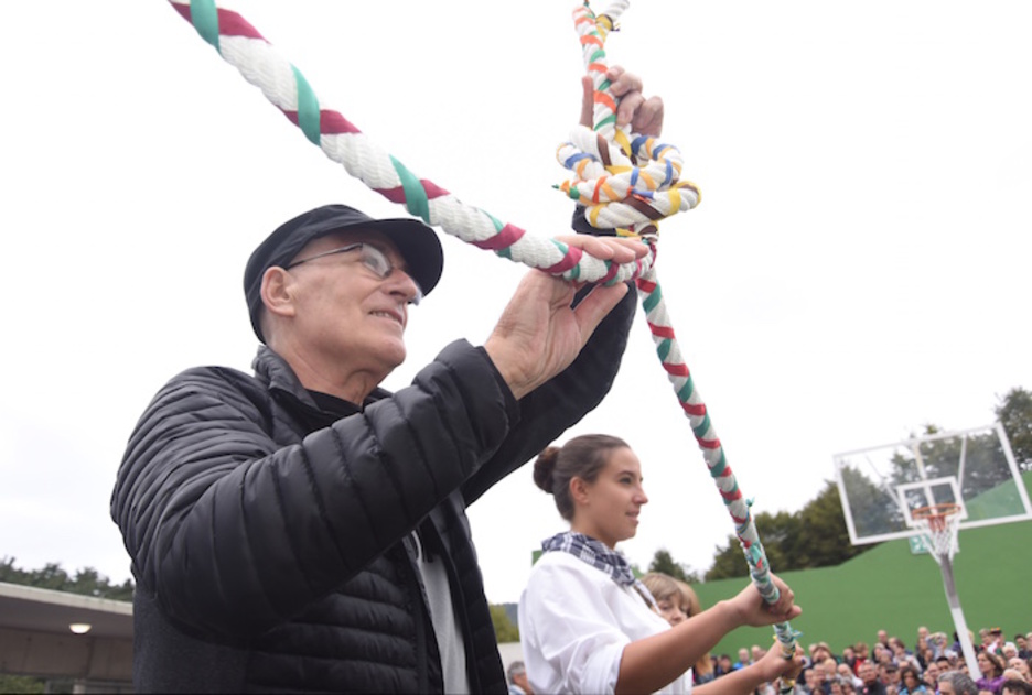 Zinta moztu beharrean soka lotu dute hasiera ekitaldian (Andoni CANELLADA | ARGAZKI PRESS)