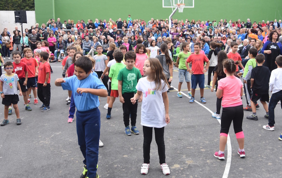 Haurrak protagonista hasieran, aurtengo abestiaren doinuekin dantzan (Andoni CANELLADA | ARGAZKI PRESS)