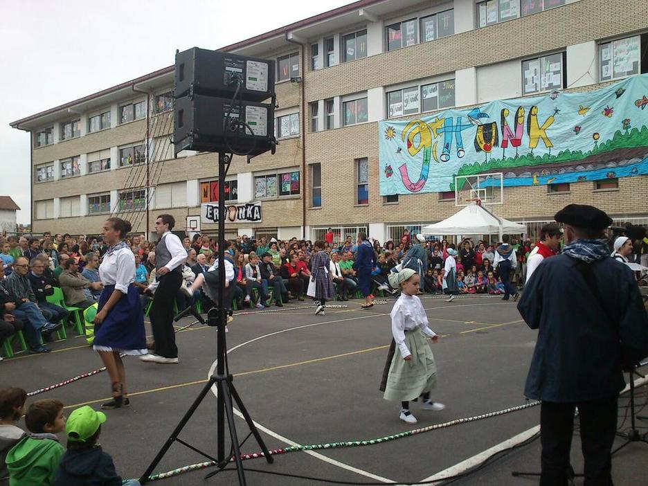 Udarregi ikastolan izan da eguneko lehen ekitaldia. (Maider IANTZI)