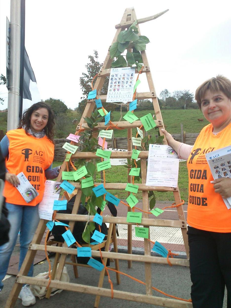 Ikusmen urria dutenen Gipuzkoako elkarteak braillezko alfabetoa eta elkartearen informazioa banatzen (Maider IANTZI)