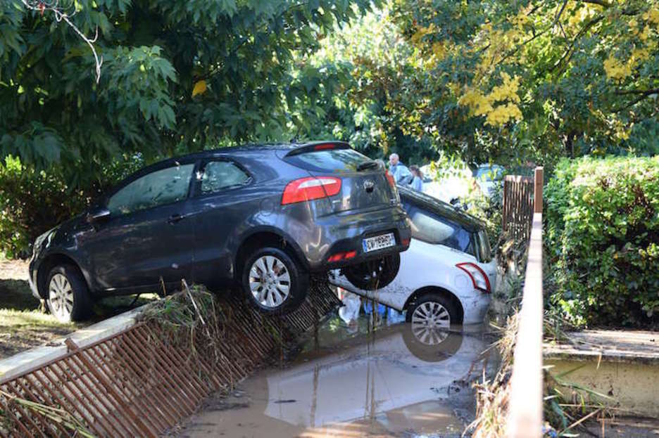 Coches apilados en la localidad de Mandellieu-la-Napoule (Boris HORVAT | AFP)