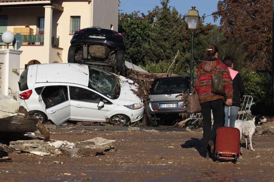 Coches apilados en Biot  (Jean-Chritophe MAGNENET | AFP)