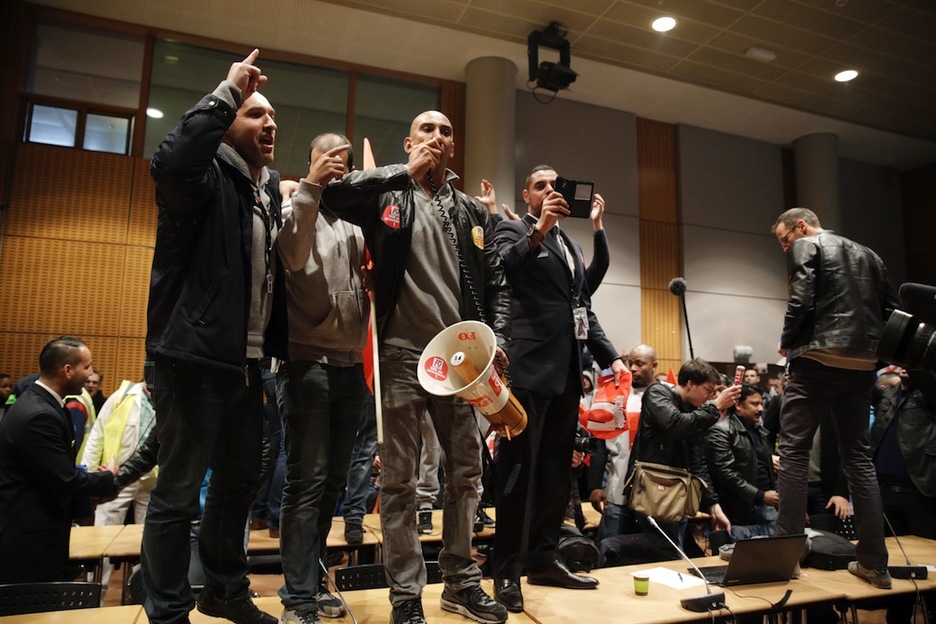 Empleados de Air France corean consignas contra los despidos en la sede de la aerolínea en Roissy-en-France. (Kenzo TRIBOUILLARD/AFP) 