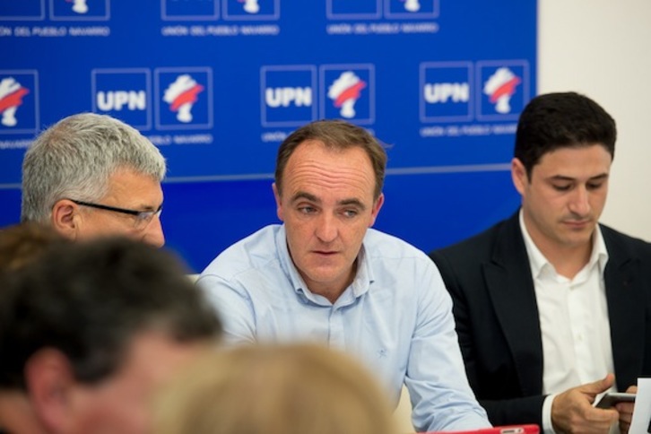 Javier Esparza, presidente de UPN, junto a miembros de su partido. (Iñigo URIZ/ARGAZKI PRESS)