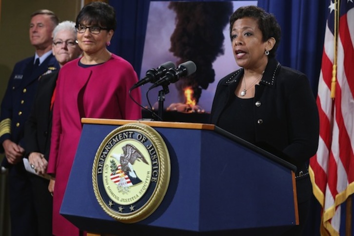 La fiscal general de EEUU, Loretta Lynch, durante el anuncio del acuerdo de indemnización. (Chip SOMODEVILLA/AFP PHOTO)