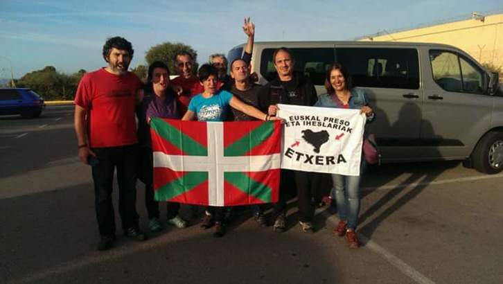 Fernando del Olmo y sus allegados, a las puertas de la cárcel de Almería.