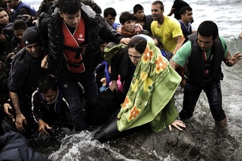 Una embarcación de refugiados llegando a la isla de Lesbos. (Aris MESSINIS / AFP)