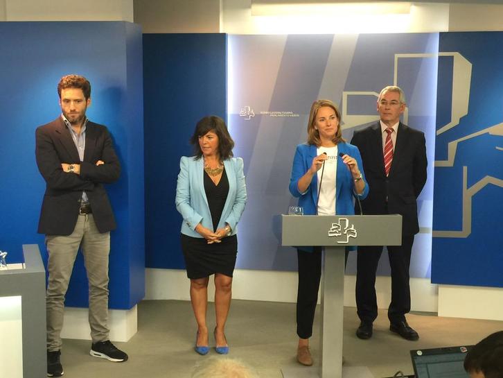 Quiroga ha comparecido arropada por Borja Sémper, Nerea Llanos y Antón Damborenea. (@ArantzaQuiroga)