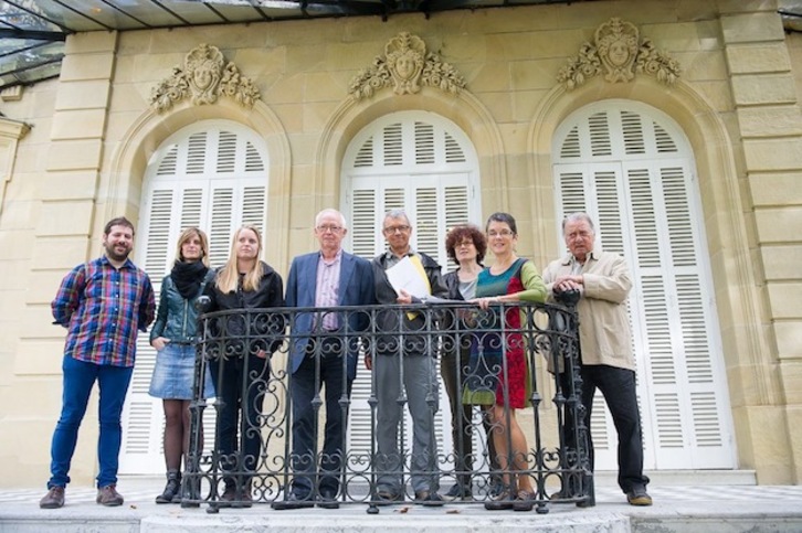Representantes de Sare y Bagoaz han presentado la convocatoria en Aiete. (Juan Carlos RUIZ / ARGAZKI PRESS)