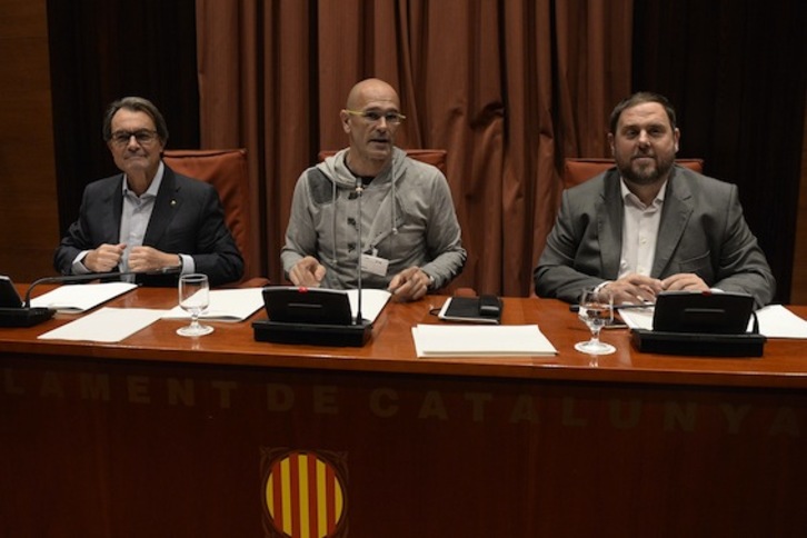 Raül Romeva, flanqueado por Artur Mas y Oriol Junqueras. (Josep LAGO/AFP)
