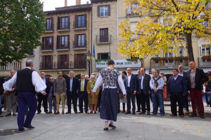 Chuecari aurreskua eskaini diote Irujo Etxearen aurrean. (EAJ)