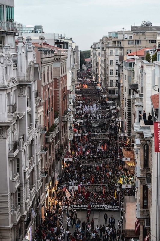 La movilización ha transcurrido por una arteria peatonal de Estambul. (Ozan KOSE/AFP) 