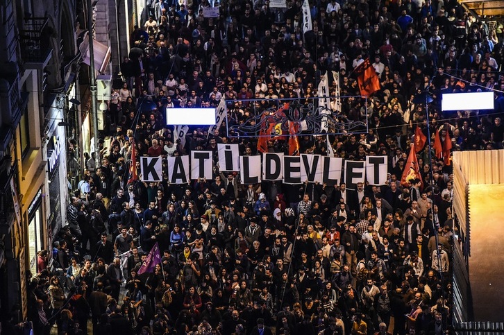 Imagen de la protesta llevada a cabo ayer por la noche en Ankara. (Ozan KOSE / AFP)
