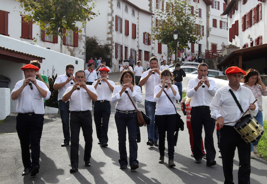 Goizean goizetik gaitaren doinua entzun zen Ezpeletan. Goizean goizetik gaitaren doinua entzun zen Ezpeletan.