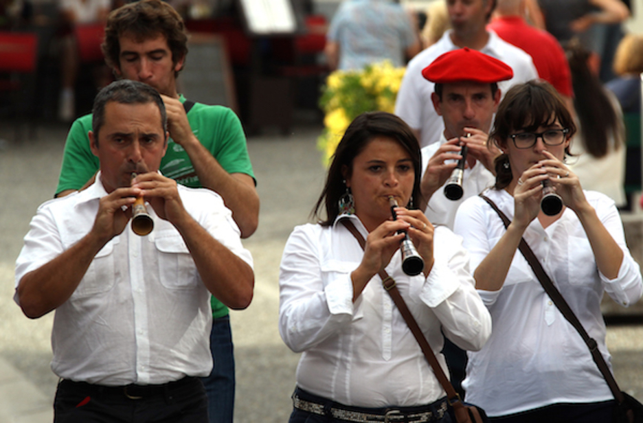 Ipar eta Hegoaldeko gaiteroek Ezpeletako karrikak zeharkatu zituzten. Ipar eta Hegoaldeko gaiteroek Ezpeletako karrikak zeharkatu zituzten.