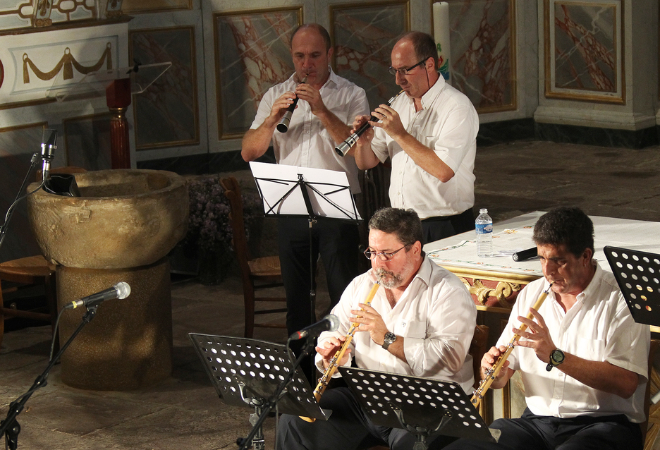 Elizan besteak beste, Uztaritzeko Gaita Luze taldeak parte hartu zuen. Elizan besteak beste, Uztaritzeko Gaita Luze taldeak parte hartu zuen.