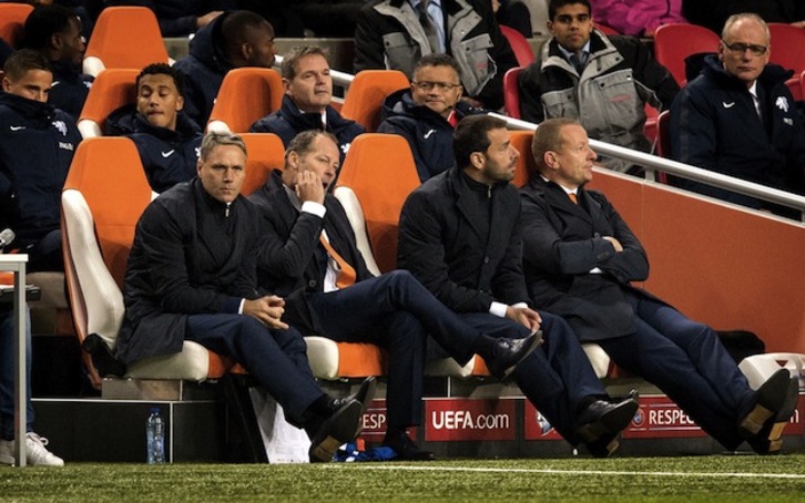 Van Basten, el seleccionador Blind y Van Nistelrooy, en el banquillo holandés. (EMMANUEL DUNAND / AFP)