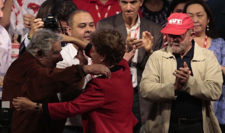 Dilma Rousseff, abraza a José Mujica bajo la mirada de Lula da Silva. (Miguel SCHINCARIOL/AFP PHOTO)