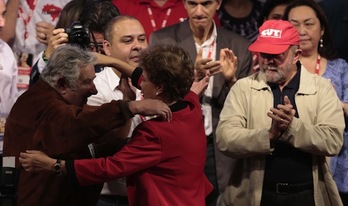 Dilma Rousseff, abraza a José Mujica bajo la mirada de Lula da Silva. (Miguel SCHINCARIOL/AFP PHOTO)