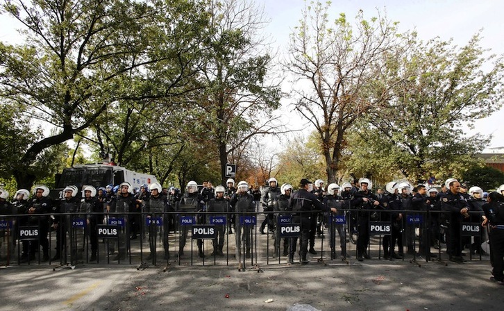 Policías de Ankara durante la jornada de ayer. (Adem ALTAN / AFP)