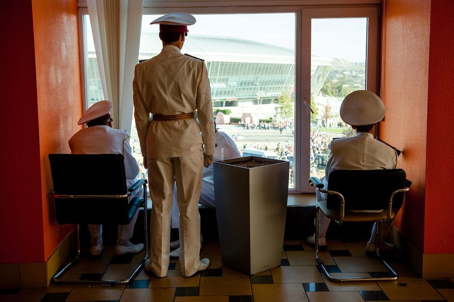 Cadetes del ejército de la República Popular de Donetsk, antes de desfilar en un acto celebrado en el Estadio Olímpico de Donetsk. (Juan TEIXEIRA)