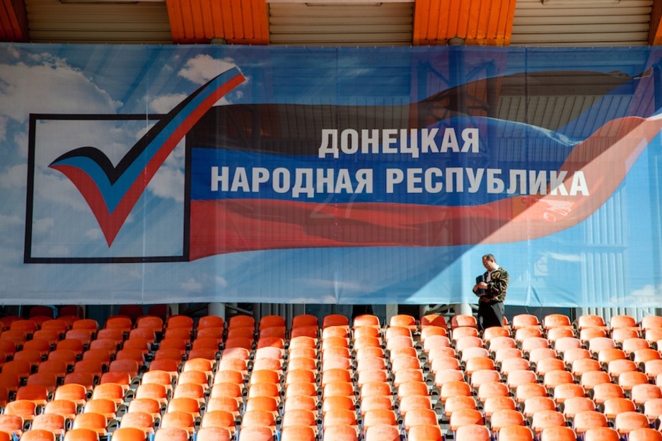 Una persona busca asiento antes de comenzar un acto electoral celebrado en el Estadio Olímpico de Donetsk. (Juan TEIXEIRA) 