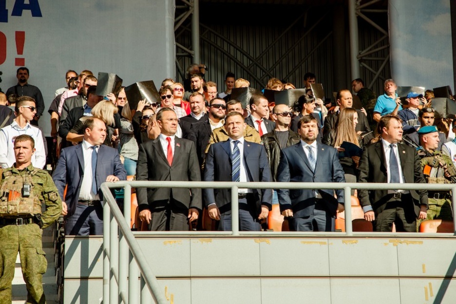Aleksander Zajarchenko, presidente de la República Popular de Donetsk, rodeado de otros mandatarios en un acto celebrado en el Estadio Olímpico de Donetsk. (Juan TEIXEIRA)