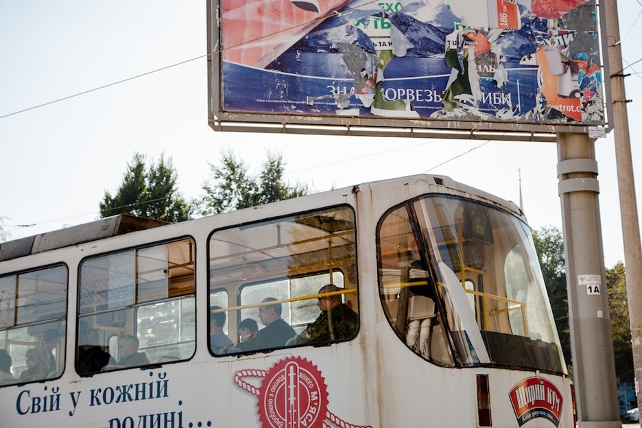Un trolebús en el centro de Donetsk. La ciudad recupera poco a poco la normalidad. (Juan TEIXEIRA)