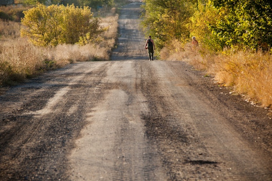 Un soldado rebelde camina a su posición en una zona rural al sur de Donetsk. (Juan TEIXEIRA)