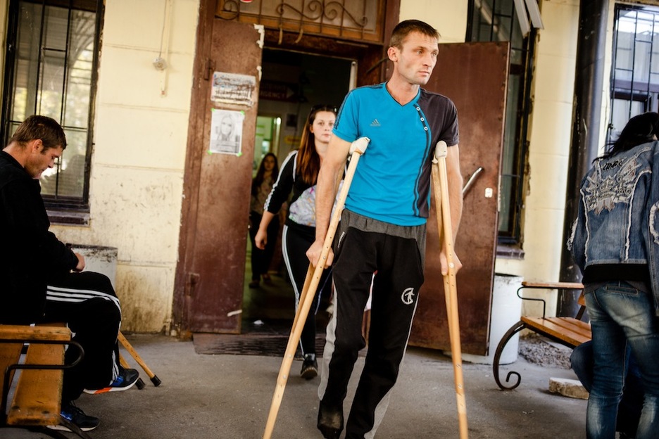 Un herido abandona el Hospital de Donetsk. En este Hospital se tratan las amputaciones y las heridas provocadas por artillería y minas. (Juan TEIXEIRA)