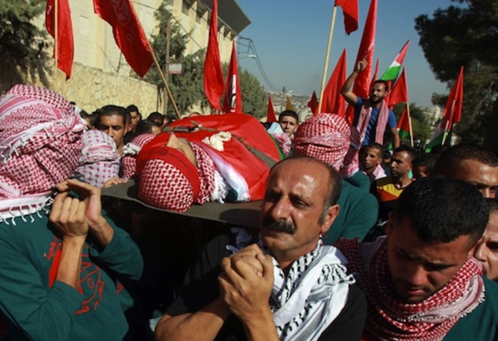 Funeral por el palestino Moataz Zawahra, muerto a tiros por las fuerzas israelíes en el campo de Dehiesheh. (Musa AL-SHAER/AFP PHOTO)