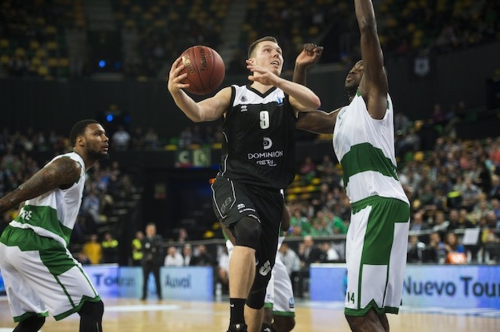 Una cción del partido entre Bilbao Basket y Nanterre. (Marisol RAMÍREZ / ARGAZKI PRESS)