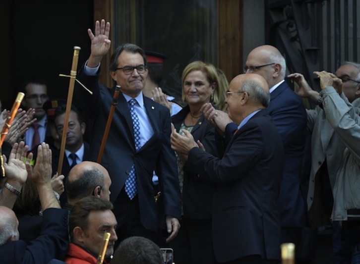 El president en funciones, Artur Mas, a la salida de los juzgados. (Lluís GENÉ/AFP)