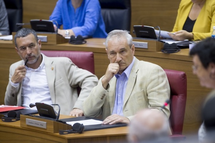 Mikel Aranburu, a la derecha, en una imagen tomada en el Parlamento. (Iñigo URIZ/ARGAZKI PRESS)
