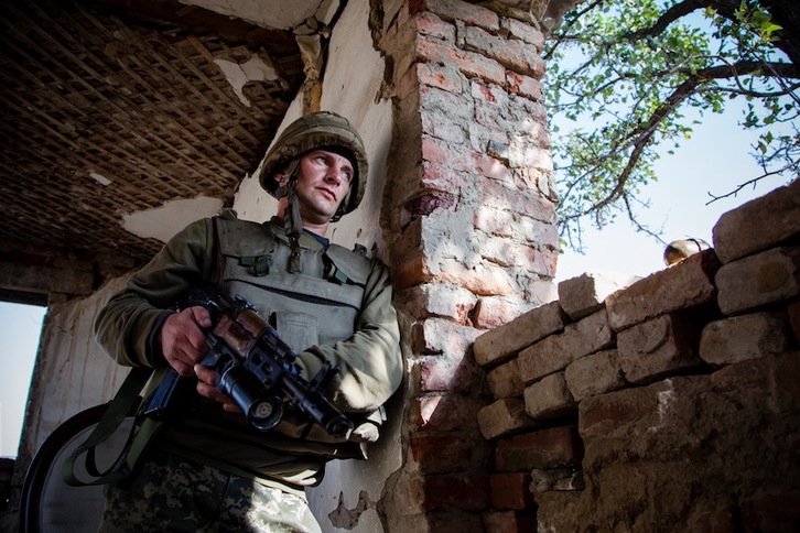 Un soldado del Ejército ucraniano realiza su guardia en una casa abandonada cerca de Artemovsk. (Juan TEIXEIRA)