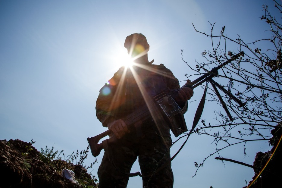 Un soldado muestra su arma automática. (Juan TEIXEIRA)