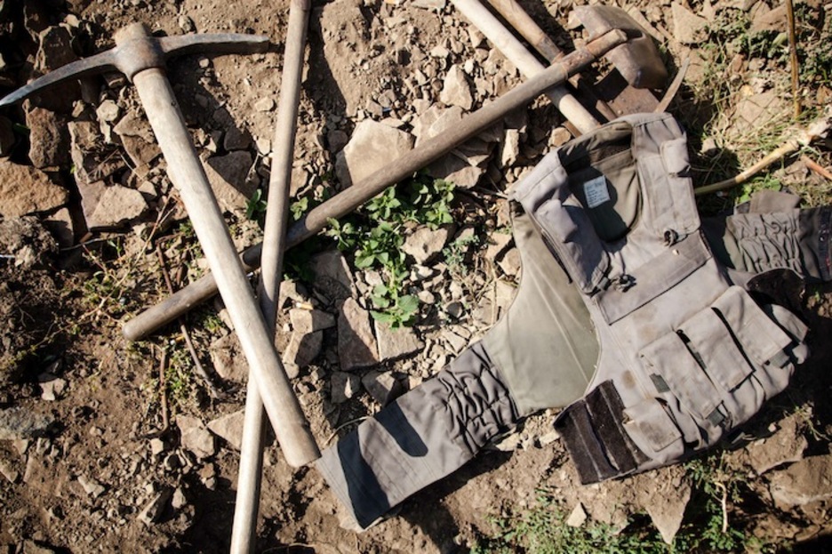 El pico y la pala son las herramientas que más utilizan los soldados, sobre todo durante el alto el fuego. (Juan TEIXEIRA)
