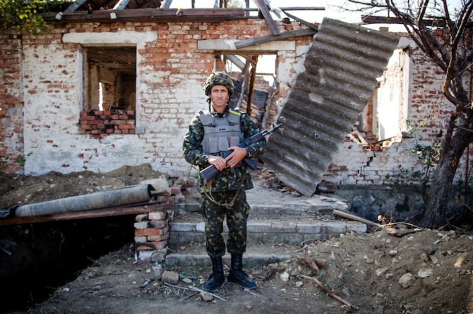 Un soldado posa ante una casa destruída por la artillería rebelde. (Juan TEIXEIRA)