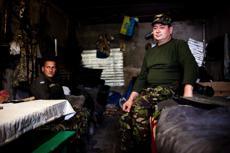 Dos soldados descansan en un refugio bajo tierra. (Juan TEIXEIRA)