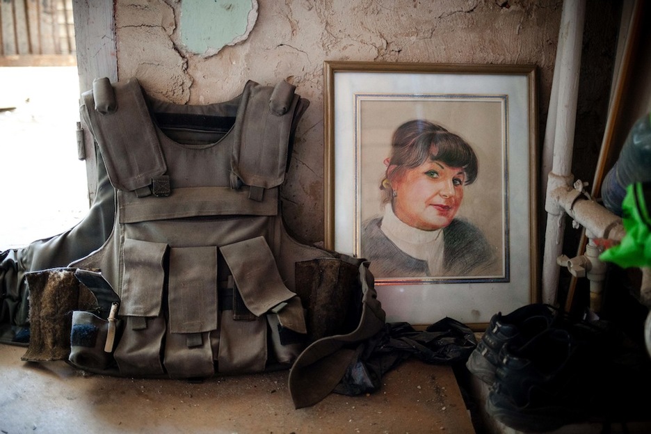 Un retrato de la anterior dueña de la casa que ahora sirve de base para el batallón ucraniano. (Juan TEIXEIRA)