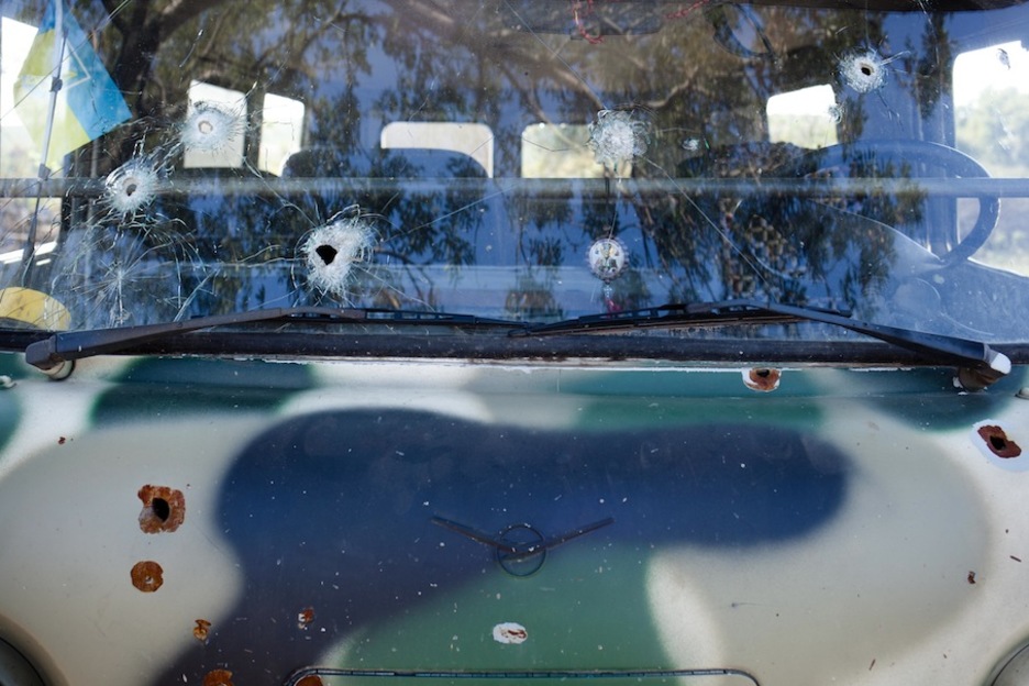 Una furgoneta militar alcanzada por disparos del Ejército rebelde. (Juan TEIXEIRA)